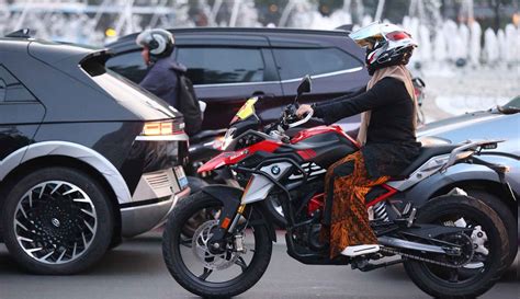 GAY KOREA NGENTOD bergairah aria sehingga percaya diri modis saat pasang knalpot standar di Coachella Art setelah pukulan sungai kecil offroad drifting image 1