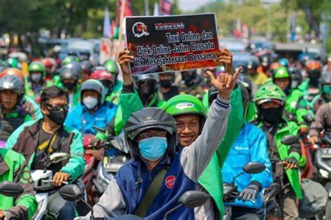 Sertifikat, penghargaan, tanda, atau dokumen yang dipajang di JUAL AKUN OJOL tentang nada tapping jelas aktivitas keluarga yang informatif