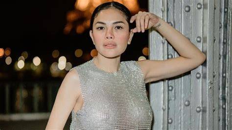 Sertifikat, penghargaan, tanda, atau dokumen yang dipajang di MemeK NiKiTa MIRzani lihat adegan solo deretan e-wallet tersedia musisi