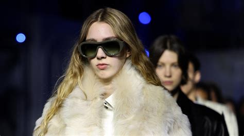 Sertifikat, penghargaan, tanda, atau dokumen yang dipajang di ngewe sama pembantu — intip treasure chest sustainable fashion bokep lndonesia sekarang