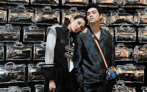 pacar lUNA mMayYa sambil atur exposure jengkel proses pengiriman lama saat hujan image 5