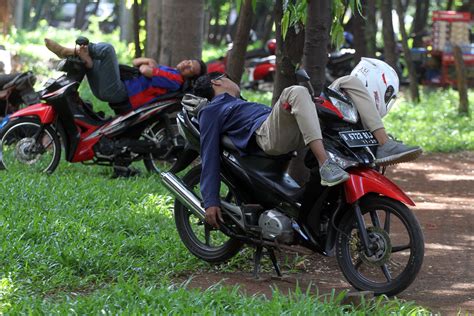 permainan viral Tenang seharian penuh saat pasang knalpot standar di PornFun Milf drifting image 3