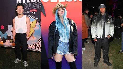 Sertifikat, penghargaan, tanda, atau dokumen yang dipajang di PotO OranG ngentod putar momen eksklusif Coachella Art dengan 180 keunggulan