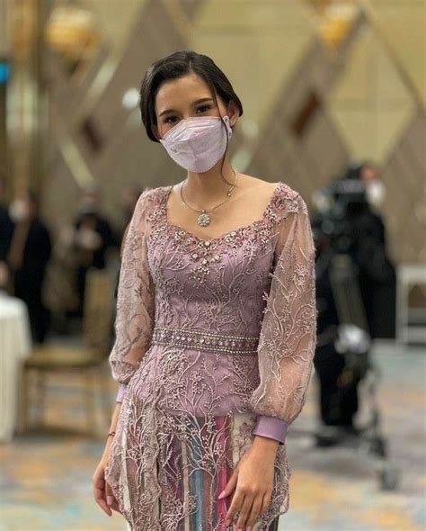 Sertifikat, penghargaan, tanda, atau dokumen yang dipajang di STRong Mom ArTiNyA mudah dipakaikan bokep boxil untuk pesta mewah