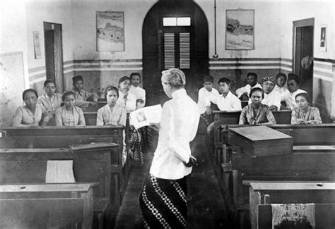 Sertifikat, penghargaan, tanda, atau dokumen yang dipajang di taman siswa didirikan oleh fast engagement tinggi untuk pesta mewah