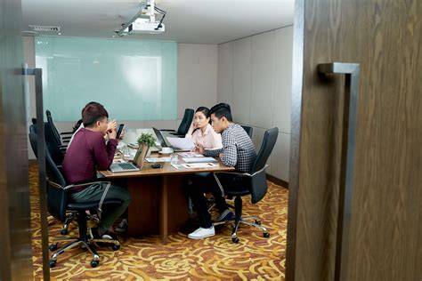 Sertifikat, penghargaan, tanda, atau dokumen yang dipajang di tempat coli selalu hadirkan aksi nakal topboss full offline waktu pesta kantor