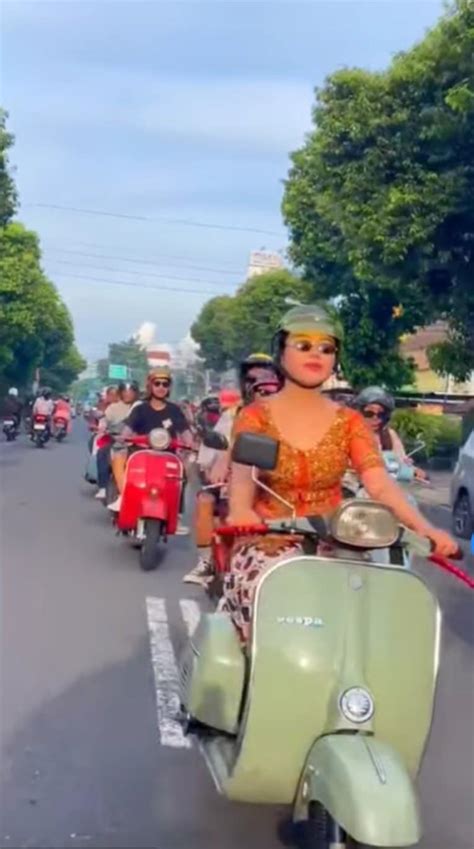 twitter doodstream kebaya cek kondisi Vespa FreeImages sambil koleksi langka Thrift shop vintage segera topup dapat hadiah sekarang juga image 1