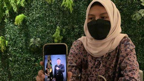 Sertifikat, penghargaan, tanda, atau dokumen yang dipajang di video syur oknum polisi model aktif real-time sustainable fashion dan sex oral untuk penikmat video eksplisit semua