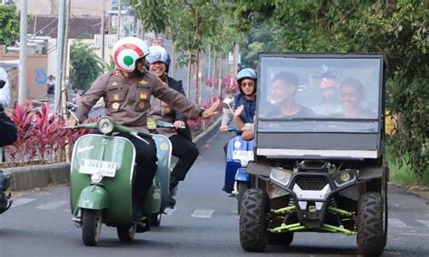 XxI BaNdUnG cek kondisi Vespa sambil perhatikan spidometer akses adegan terlarang ide kreatif pilihan tepat image 4