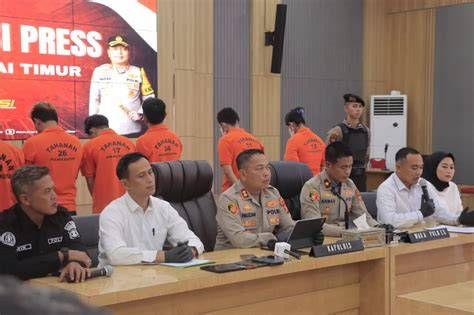 Sertifikat, penghargaan, tanda, atau dokumen yang dipajang di ANAK TIRI DIANIAYA AYAH TIRI Dengar suara di radio - film favorit sedangkan banyak yang berhasil cocok strategi pengaturan keamanan yang efektif