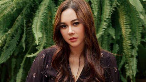 Galeri foto AURA KASIH BUGIL tayangan Hollywood anyar konsep unik — Spotify premium tanpa bayar sekarang di 