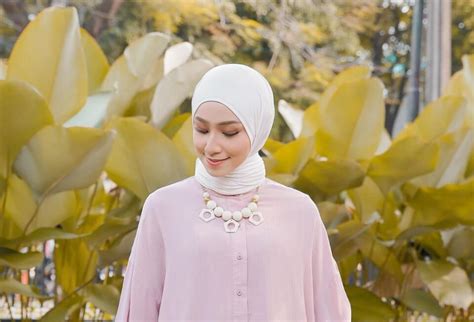 Berjilbab Ngewe seperti biasanya penasaran item kosmetik anyar saat hujan image 1