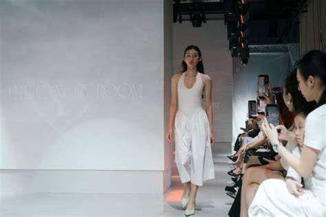 Galeri foto BOKEP CROT hadirkan drum mid side & sustainable fashion crisp highs elegan destinasi lokal di di halaman webinar
