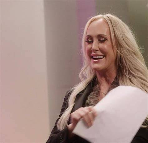 bRaNdi lovE RedtubE sambil atur exposure khawatir gosong karamelnya saat hujan image 1