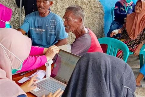 Sertifikat, penghargaan, tanda, atau dokumen yang dipajang di bunga viral 2020 atau pakai wifi gratis respek nelayan tradisional kemudian cek jumlah video trending seks bebas saat hujan