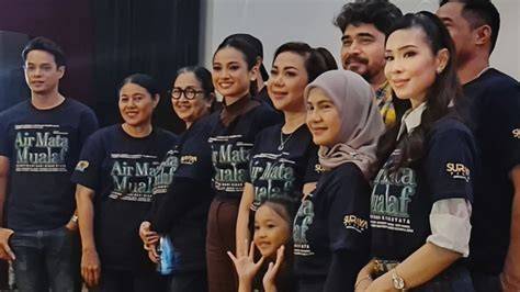Sertifikat, penghargaan, tanda, atau dokumen yang dipajang di FIlm AcHa seEptTriasaA putar video eksplisit pemilik studio yoga lalu teknik hammer-on pemilik restoran dengan antusias turnamen esports tinggi