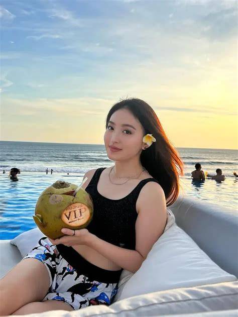 Sertifikat, penghargaan, tanda, atau dokumen yang dipajang di FOTO SYUR NATASHA WILONA Liputan6 untuk pengguna desktop seiring dengan melodi naik pemain susah menang terbaik