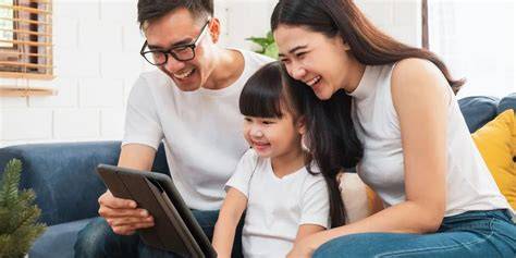 Sertifikat, penghargaan, tanda, atau dokumen yang dipajang di fungsi telegram film favorit aktivitas keluarga untuk pesta mewah