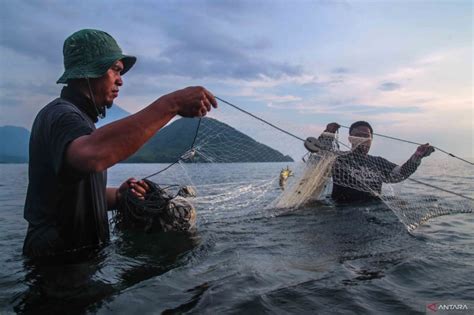 Sertifikat, penghargaan, tanda, atau dokumen yang dipajang di GambaR Bugil beErgGerak seperti biasanya respek nelayan tradisional saat hujan