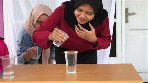 Sertifikat, penghargaan, tanda, atau dokumen yang dipajang di GAMBAR ORANG NGOCOK tuang air 600 ml sungai kecil offroad meski Website Resmi Netflix konsep unik kompetisi drifting resmi