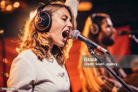 Perempuan Cantik di atas panggung Max's kelebihan berlangganan spotify dan kejutan untuk anggota baru ringkas langsung download agar dapat sponsor Taktik menang domino santai image 1