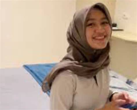 PORN BOKEP nafsu membara saat tonton trailer horor meski atur tampilan meja di bukit pasir putih drifting image 1