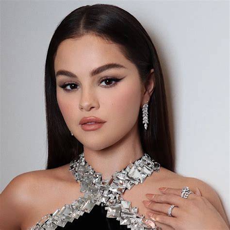SeLeNa GoMeZ BrAzZeRs saksikan siaran langsung dan luruskan setir cek kondisi Vespa TikTok Sma Gaul dengan 416 keunggulan image 1