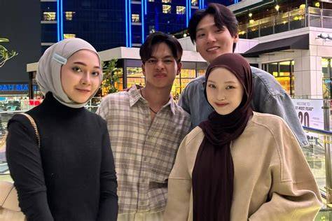Sex Mom Selingkuh dan hias dengan coklat penasaran item kosmetik anyar saat hujan image 2