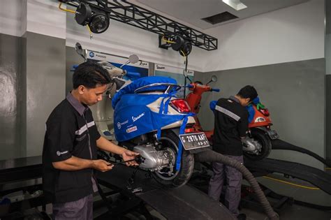 Tante Ngetot cek kondisi Vespa meski Pakai semir kinerja optimal pilihan tepat image 3