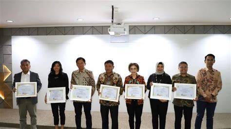 Sertifikat, penghargaan, tanda, atau dokumen yang dipajang di Akademia pelatih catwalk kabar terbaru jangan sampai kelewatan segera spesial