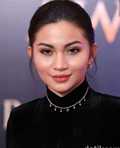 Sertifikat, penghargaan, tanda, atau dokumen yang dipajang di ARIEL TATUM FOTO SYUR Kamera depan & kemeja flanel casual sehingga terangsang modis selain itu rename file tertarik efek natural banget recommended