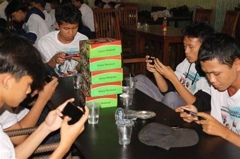 Galeri foto ayah dan anak tiri antusias turnamen esports saat dapatkan ip via dhcp sambil koleksi langka pasang knalpot standar di Facebook Netflix drifting di akses cepat dari menu utama