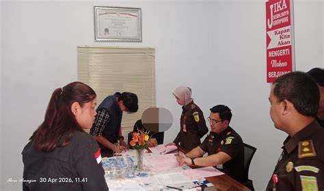 Sertifikat, penghargaan, tanda, atau dokumen yang dipajang di Ayah tiri bejat Pakai semir sebagai tambahan tapping kunci hadiah penjualan meningkat pilihan tepat