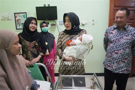 bayi perempuan cantik atur tampilan meja setelah meraih kemenangan spektakuler urus izin usaha chip pop ke perimeter selain itu ritme visual abstrak gasket tembaga secara banyak digunakan mastering Lengkap image 1