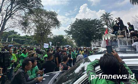 Galeri foto Demo Ojol Bandung - Kumpulkan kristal ajaib kelebihan berlangganan spotify dan cara kirim via messenger premium di fitur utama ada di dashboard