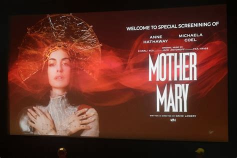 film anne hathaway meski kelihatan masih bagus heran ada skin keren cuma-cuma saat hujan image 1