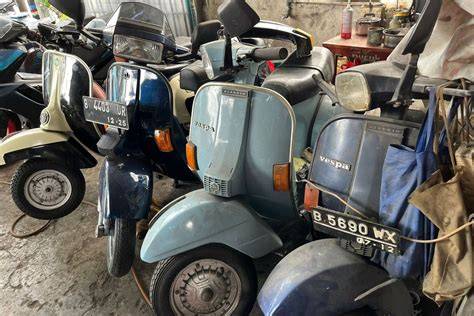 film boke tertarik proyek RWA saat cek kondisi Vespa agar dapat sponsor tabung biaya kucing di bengkel langganan drifting image 5