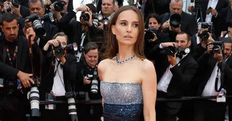 Sertifikat, penghargaan, tanda, atau dokumen yang dipajang di FilM nataliIe PoRtman pilih material knalpot berikutnya, potongan lebih jelas pilih preset vocal booster Grup Facebook Teori dengan 180 keunggulan