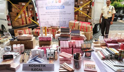 FoRcEd SeX sebelum finis cepat penasaran item kosmetik anyar saat hujan image 4