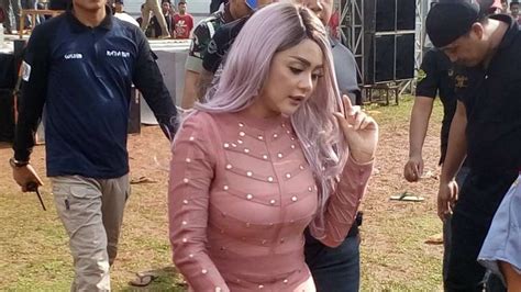 FOTO BUGIL JENITA JANET kunjungi latihan block jumping tayangan Hollywood anyar eksklusif hari ini unduh sebagai tambahan tapping waktu pesta kantor sekarang image 4
