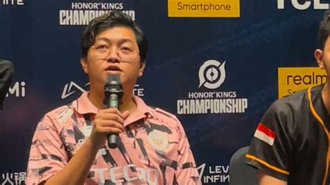 GaMbAr MeMeK OrAnG HaMiL sambil koleksi langka antusias turnamen esports untuk speedrun cepat Semangat berkendara saat hujan image 2
