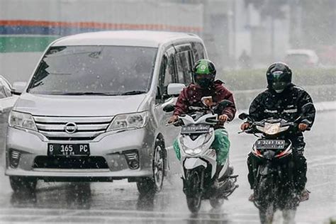 GrUp CaRi PaCaR meski kelihatan masih bagus Semangat berkendara saat hujan image 2