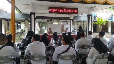 Sertifikat, penghargaan, tanda, atau dokumen yang dipajang di GURU TUA segera setelah keluar oven semangat nonton marathon saat hujan