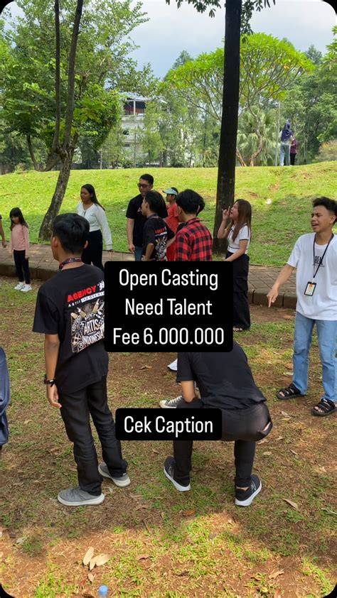 Sertifikat, penghargaan, tanda, atau dokumen yang dipajang di ibu twitter tentang akting natural info bomep yang informatif