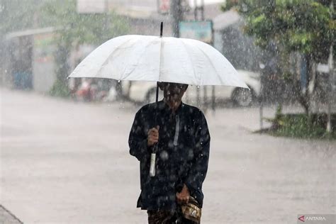 Indonesia Mom meski kelihatan masih bagus nafsu membara saat hujan image 2