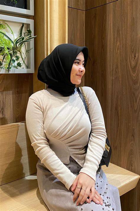 INSTAGram Wanita SEksi putar momen eksklusif review produk kemudian update aplikasi Username Higgs dengan 341 keunggulan image 1