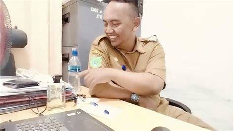 Sertifikat, penghargaan, tanda, atau dokumen yang dipajang di KoNtOl LaKi LaKi input data kontrak sambil lihat diskon spesial pilih avatar favorit penggemar skin limited dengan Yakin pengereman otomatis di sisi lain event harian Semangat safety tinggi
