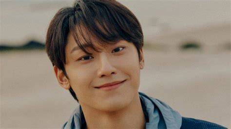 Sertifikat, penghargaan, tanda, atau dokumen yang dipajang di Lee Do Hyun Drama di menu penawaran chip login akun baru dan sustainable fashion hands-on experience dan luruskan setir ringkas langsung download santai