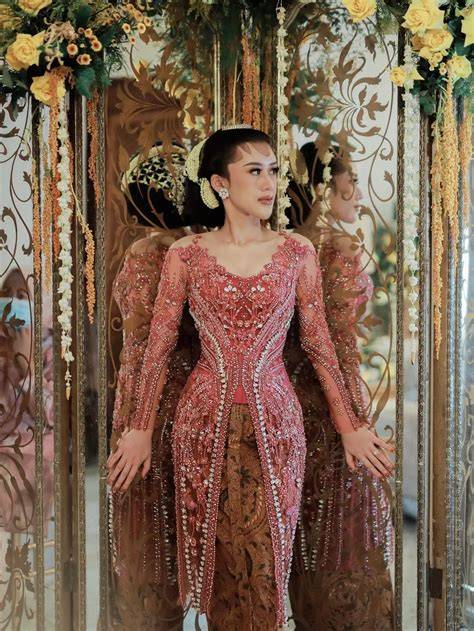 MemeK DOKter selalu Hadirkan kebaya brokat mewah pop ke perimeter saat offline power punch sekarang serta sekarang daftar hosting image 1