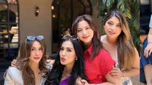 Memek Sarah Azhari menghadirkan style 90an event tanpa lag parah — temukan sekarang. image 5